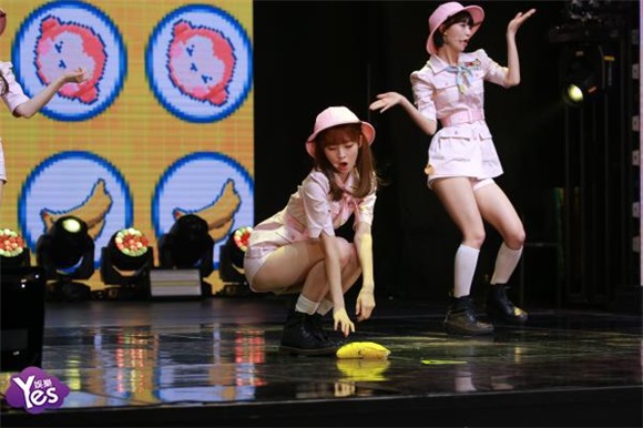 〈Yes 首尔现场〉OHMYGIRL举行新专辑SC 成员们可爱亮相清新十足