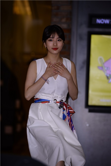 〈Yes首尔现场〉秀智穿着白色连身裙出席签名活动 清纯又美丽