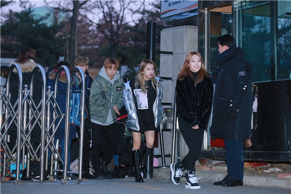 DAY6、KARD、VICTION等参加韩国Music Bank上班路
