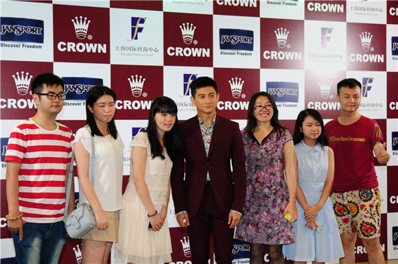 吴奇隆出席CROWN行李箱代言活动 与粉丝合影甘当「人肉背景板」