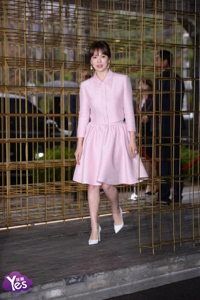 〈Yes 首尔现场〉宋慧乔婚后首个官方行程 粉嫩裙装亮相少女感满满