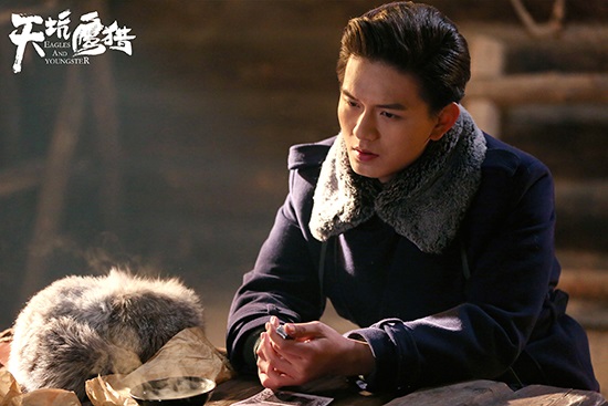《天坑鹰猎》叶筱玮带队探天坑 惊鸿一瞥尽显沉稳魅力
