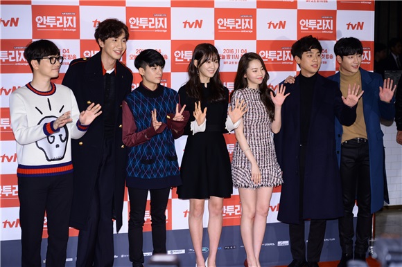今日(11月4日),tvN 最新金土剧(周五.六播出的剧集)《Entourage》在首尔市清潭 CINE CITY 举办了特别版抢鲜看试映会兼红毯活动,