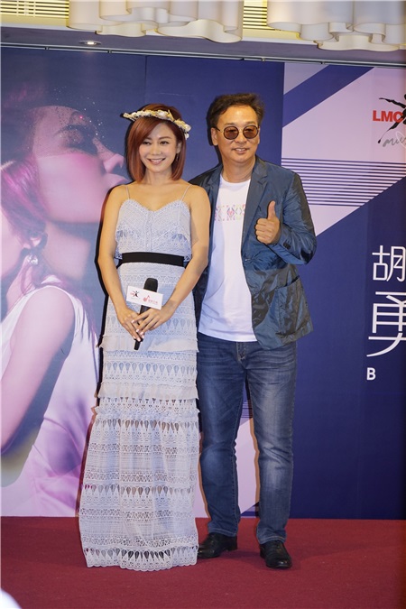 薛家燕等出席胡琳加盟理想天映签约活动