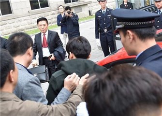 王宝强离婚案开庭 宝宝黑超现身未见马蓉身影