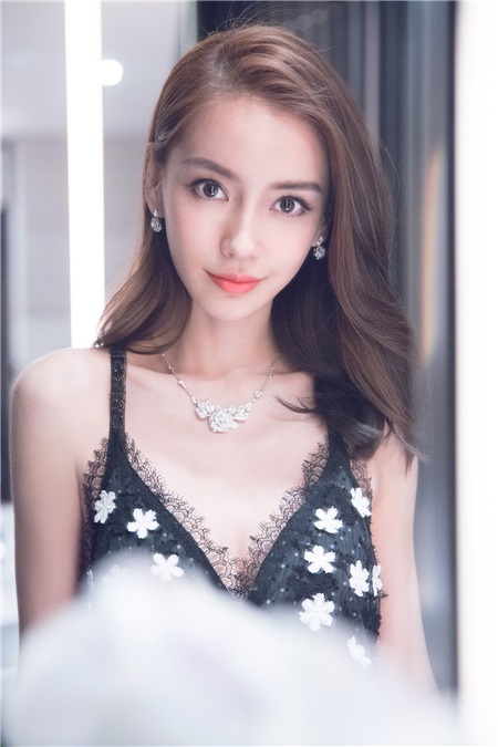 Angelababy黑纱露背礼裙惊艳亮相 高贵典雅气质满分