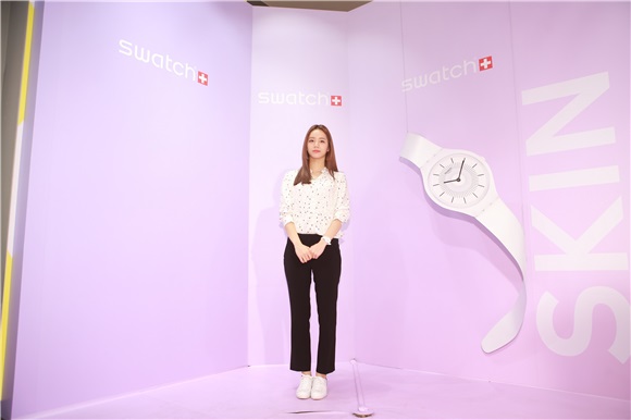惠利出席品牌活动 休闲装扮甜美可人
