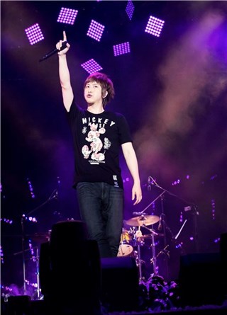 阿信愚人节晒照决定公开 粉丝浮夸配合表演:天啊要崩溃了