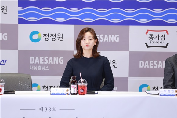 〈Yes首尔现场〉李秉宪出席青龙电影节手印仪式 男主角奖项竞争激烈
