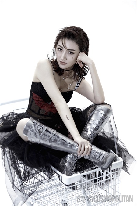 景甜登杂志封面 完美变身酷girl