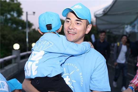 李晨nic携子出席公益活动 呼吁关注星星的孩子