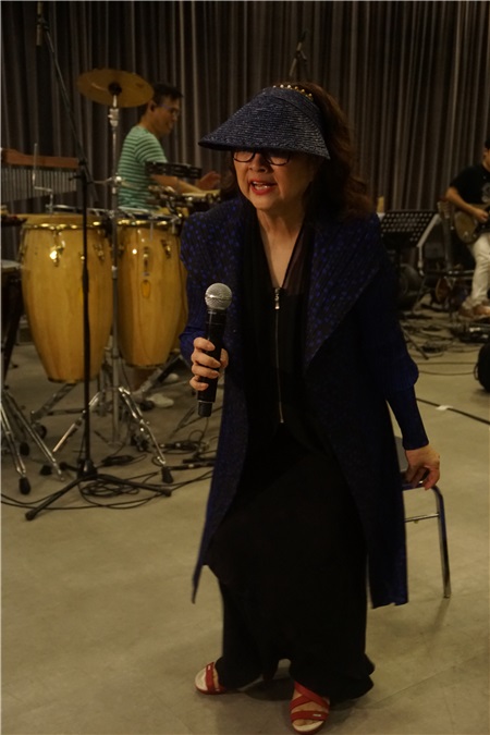 徐小凤为演唱会排练
