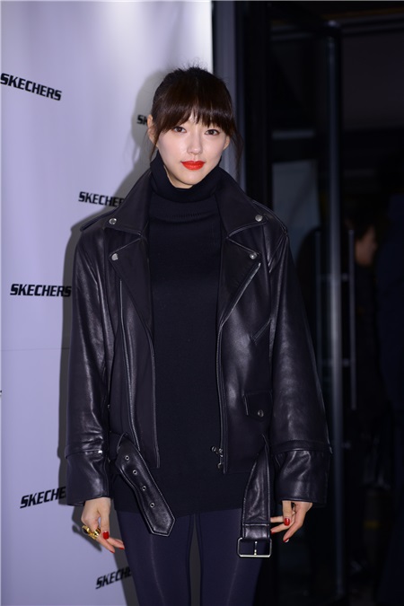 金希珍、李伊、梁定原出席某品牌活动