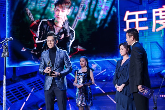汪东城颁奖盛典献唱燃爆全场 获最佳男演员坦言继续努力