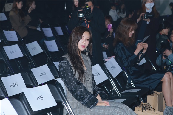 少女时代成员Tiffany、T-ara成员孝敏、SISTAR成员宝拉、演员李善彬等出席2017F/W首尔时装周活动