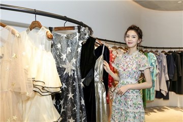 陈瑶亮相2017 Vogue FNO北京开幕活动