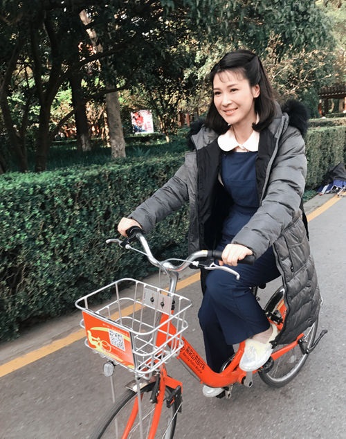 童蕾晒重返校园骑车美照 网友:扫二维码带回家
