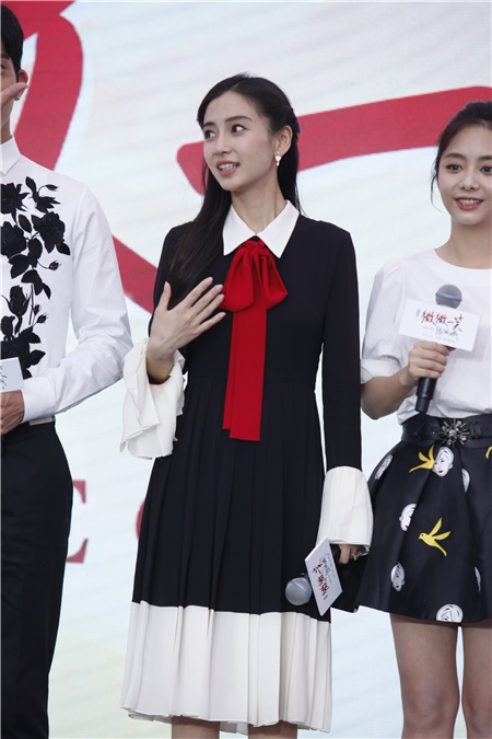 Angelababy与井柏然借位拥吻比爱心 呲牙咧嘴小表情不断一脸暧昧