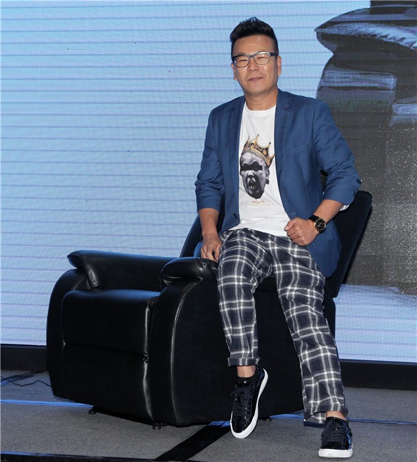 沉玉琳代言沙发椅仍不忘搞笑