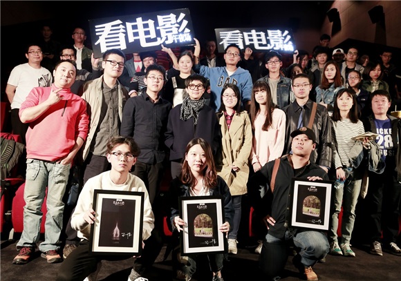 《黑处有什麽》,社会悬疑外衣下的少女日记