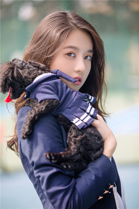 李凯馨开始北电大学生活 与爱犬「亲子装」写真超萌来袭