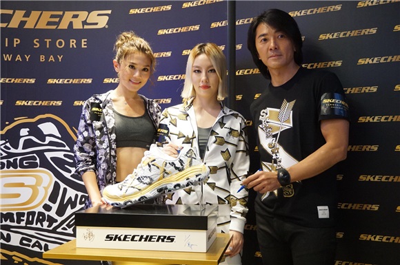 郑伊健与周秀娜出席《SKECHERS旗舰店开幕》