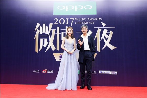 Angelababy深V礼裙仙气亮相 获年度热搜艺人奖展超高人气
