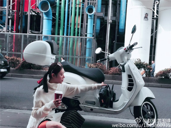 赵雅淇复古亮相chalayan秀场 精致女汉子穿越未来抢镜