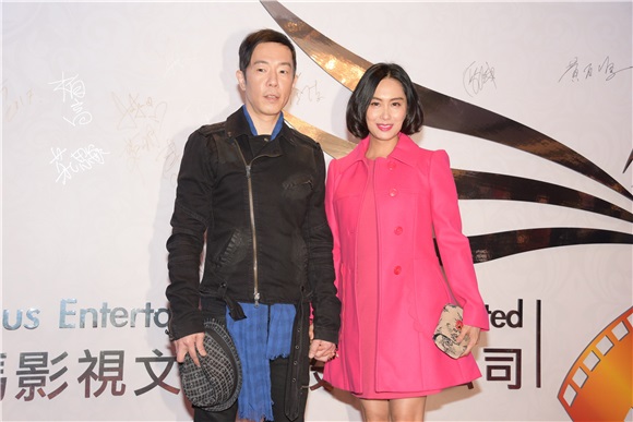 今天晚上举行了天马影视的周年晚会,而老板黄百呜今天请了一众演员吃饭也回顾2016年公司在电影方有好的成绩。而今天晚上旗下公司演员也出席这个盛宴。包括:吴千语、任达华、张晋、蔡少芬、朱茵、黄贯中、林家栋、郑嘉颖、刘心悠等