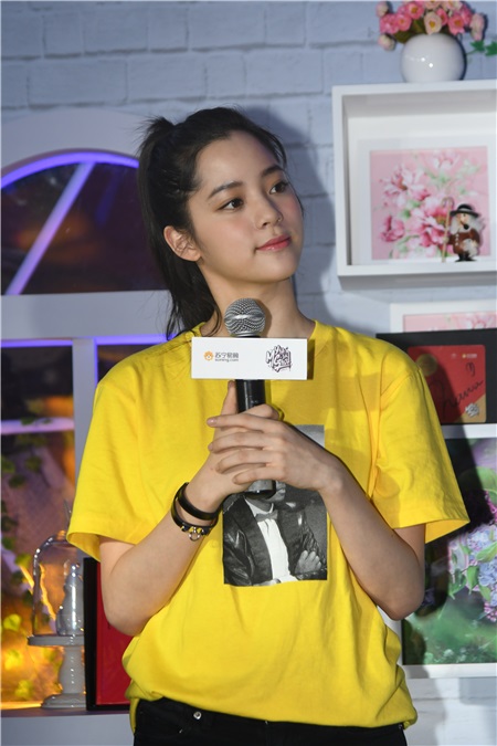 欧阳娜娜现身苏宁快闪店 携众人写纸条为九寨沟的祈福