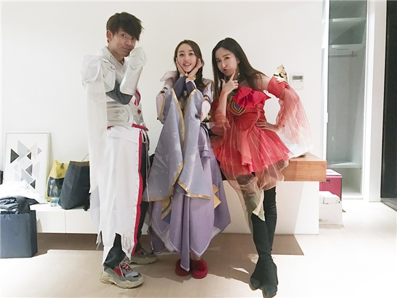 蒋梦婕生日趴大玩cosplay 陈翔娄艺潇变王者荣耀开黑