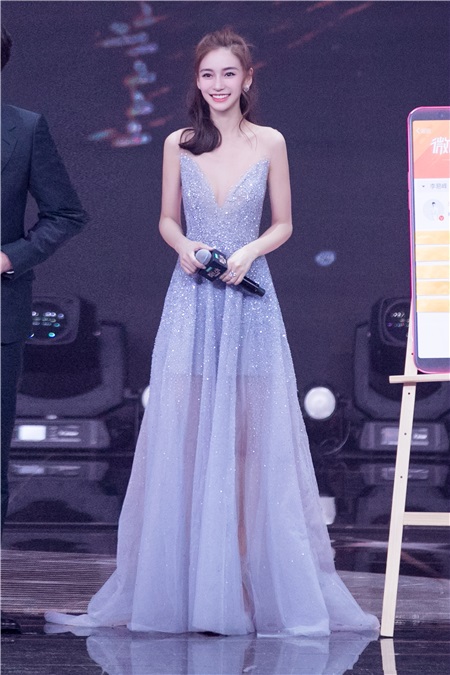 Angelababy深V礼裙仙气亮相 获年度热搜艺人奖展超高人气