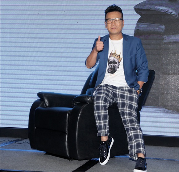 沉玉琳代言沙发椅仍不忘搞笑