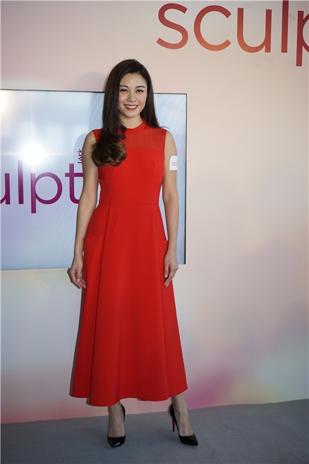 廖碧儿、赵颁如
出席美容活动