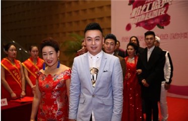 歌手於建英、候军出席粉红盛典红毯仪式