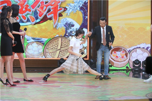 张含韵金晨至上励合组「明星蒸爱粉丝团」 《天天》集体吃到失语!