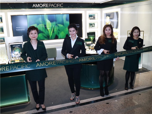 锺楚红出席时代广场AMOREPACIFIC概念店开幕活动