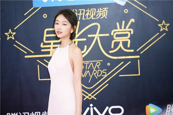 周冬雨仙女裙亮相活动 获「最佳电影角色塑造」