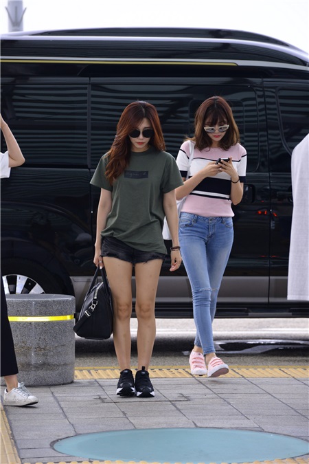 女团APINK 为在日本的
《MBC Korean Music Wave》演唱会现身仁川机场准备出国