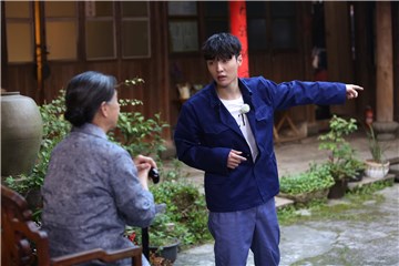 张艺兴听“老祖母”训话