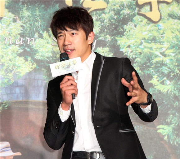 大爱「竹南往事」演员韩瑜、李政颖、杨庆煌、傅小芸、陈熙锋、柯素云等出席上档记者会。