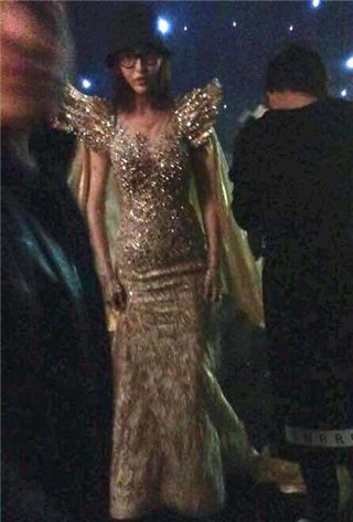 金鹰女神彩排照曝光 唐嫣金灿灿女神装超亮眼