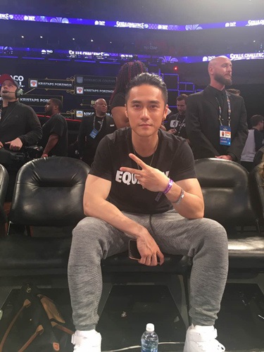 蒋劲夫合影NBA球星 一米八夫仔秒变霍比特人