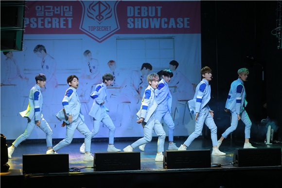 一级秘密办新辑showcase 热力演唱新曲