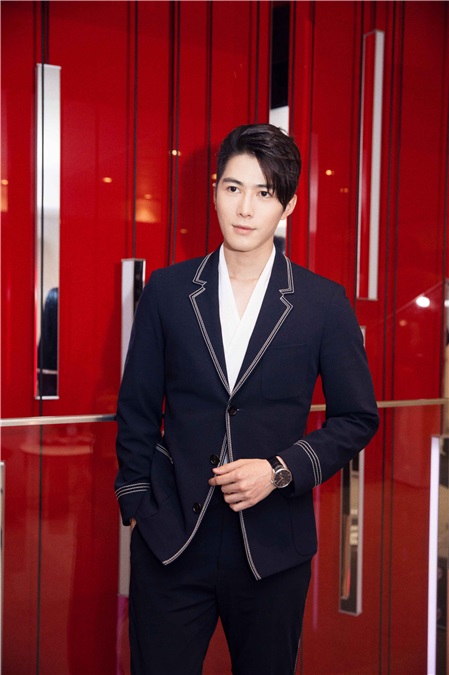陈学冬亮相巴塞尔表展 风格迥异西装自由切换尽显格调