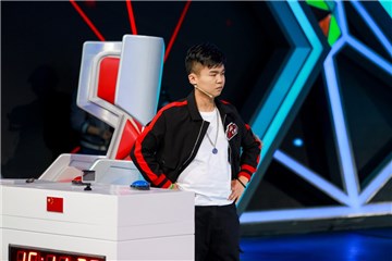 孙勇在观察对手作答