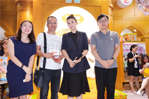 黄奕展示换纸尿裤正确姿势 建立母婴健康品牌