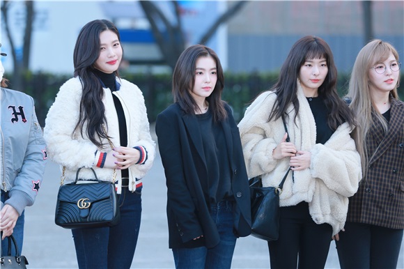 DAY6、KARD、VICTION等参加韩国Music Bank上班路