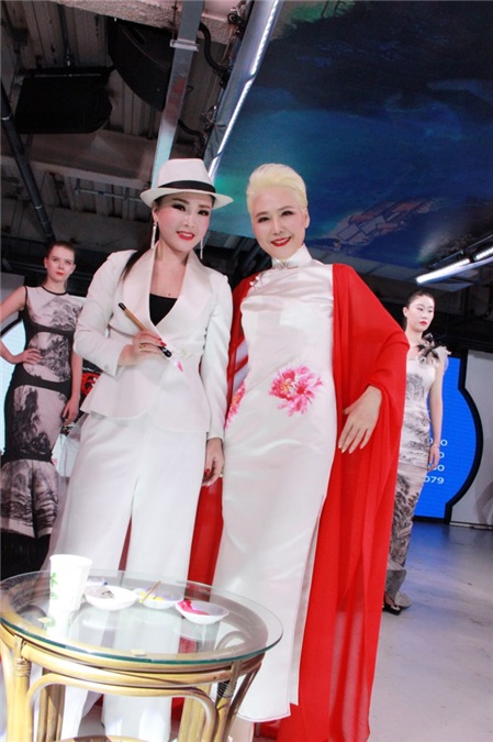段红「戏歌天后」变身新锐画家 现场在旗袍上画牡丹惊艳众人