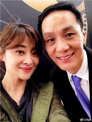 梅婷与冯远征合影笑称“童年阴影” 网友：也是我们的